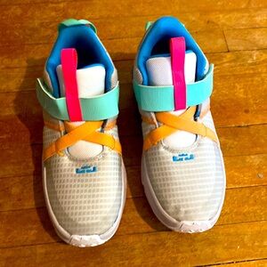 NIKE LITTLE KID LEBRON WITNESS VII